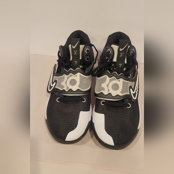 Nike KD Trey V, Size Men’s 10.5, Primary Colors are Black and white